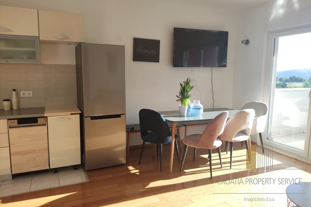 Max. tourist income + private floor for living!