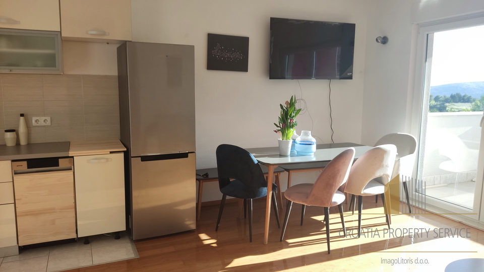 Max. tourist income + private floor for living!
