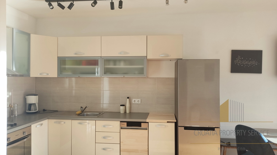 Max. tourist income + private floor for living!