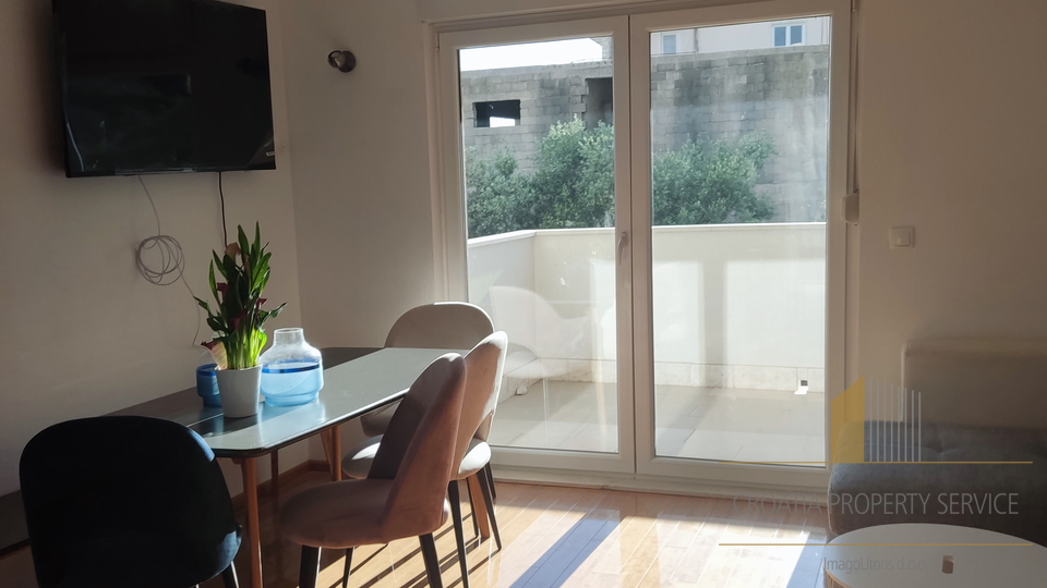 Max. tourist income + private floor for living!