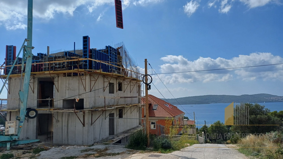 Eine geräumige Wohnung mit offenem Meerblick in einem neuen Gebäude auf der Insel Čiovo!