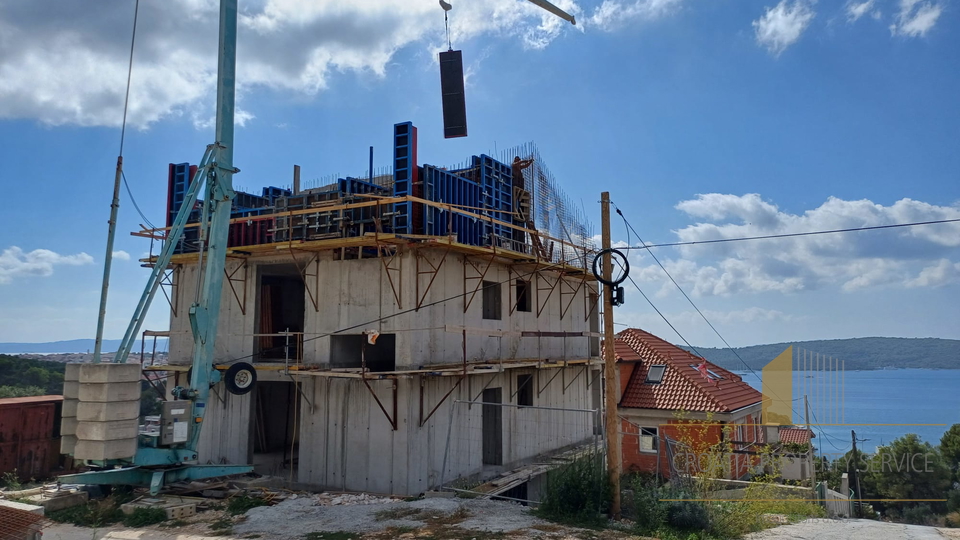 Eine geräumige Wohnung mit offenem Meerblick in einem neuen Gebäude auf der Insel Čiovo!