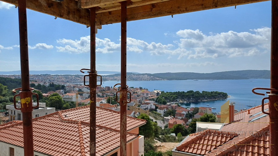 Eine geräumige Wohnung mit offenem Meerblick in einem neuen Gebäude auf der Insel Čiovo!