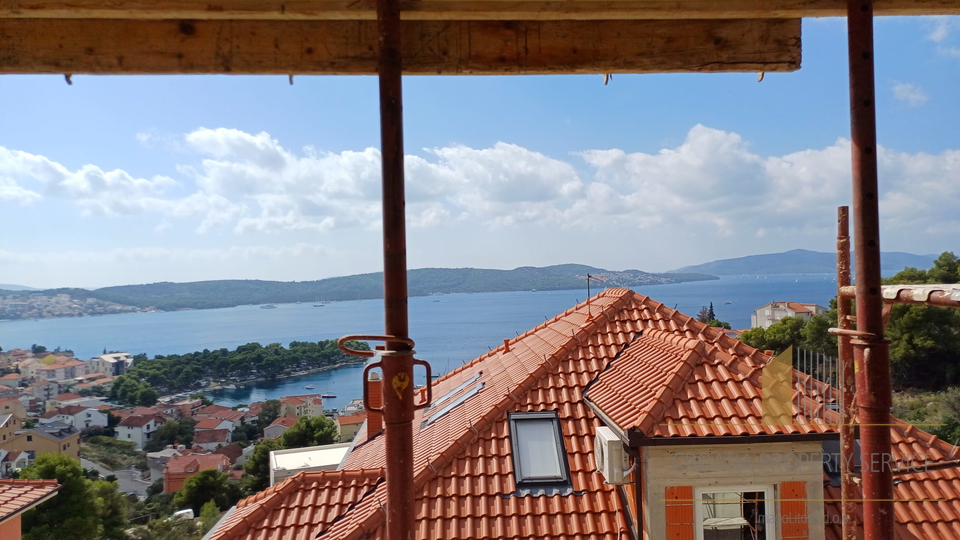 Eine geräumige Wohnung mit offenem Meerblick in einem neuen Gebäude auf der Insel Čiovo!