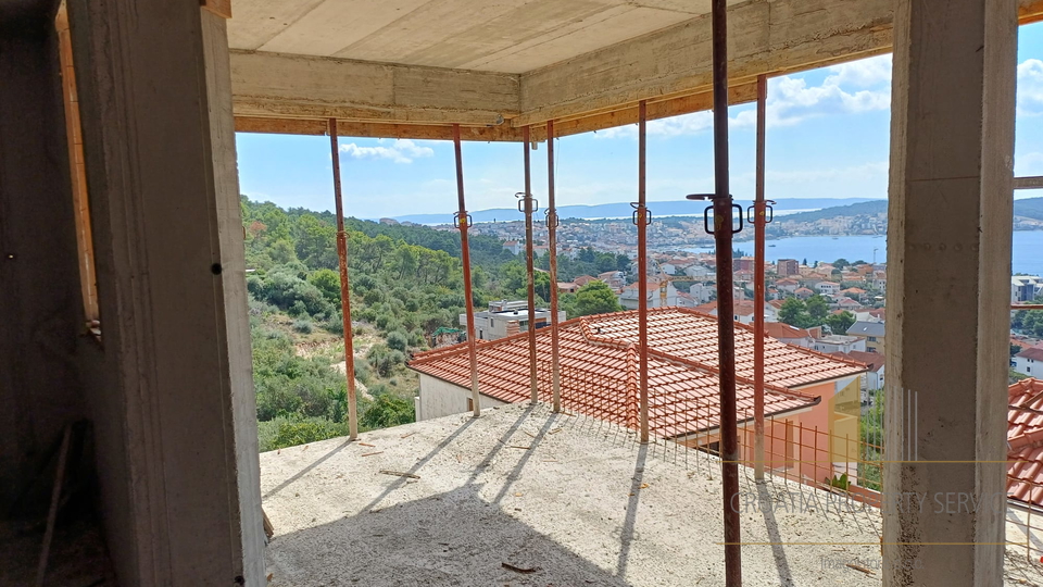 Eine geräumige Wohnung mit offenem Meerblick in einem neuen Gebäude auf der Insel Čiovo!