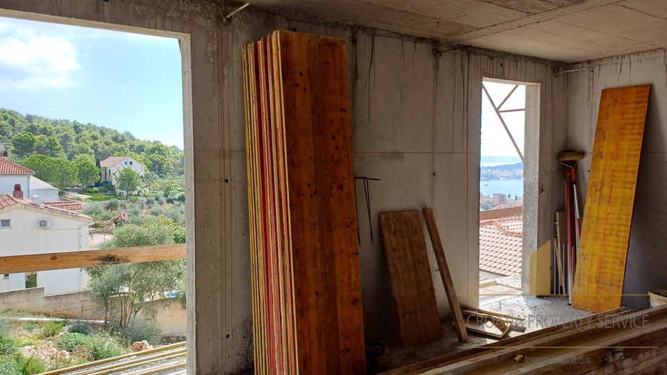 Eine geräumige Wohnung mit offenem Meerblick in einem neuen Gebäude auf der Insel Čiovo!
