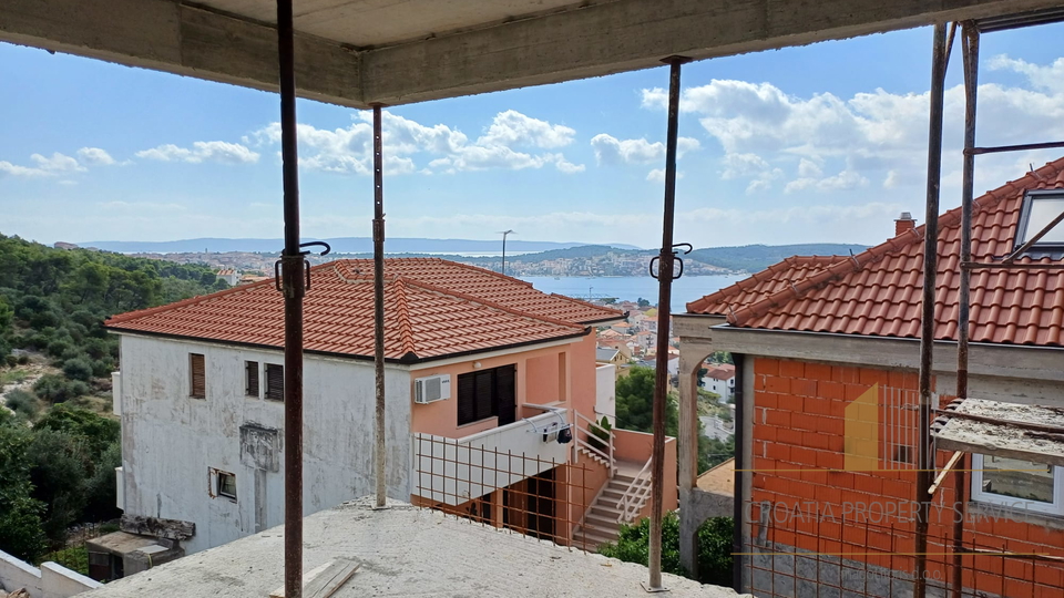 Eine geräumige Wohnung mit offenem Meerblick in einem neuen Gebäude auf der Insel Čiovo!