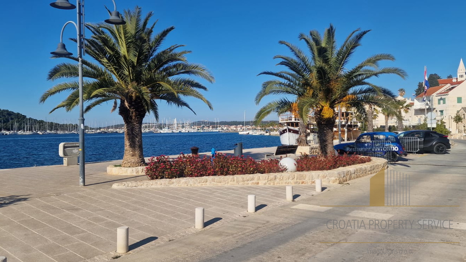 Dvosoban stan u modernoj novogradnji  300 m od mora u mirnom dijelu Rogoznice!