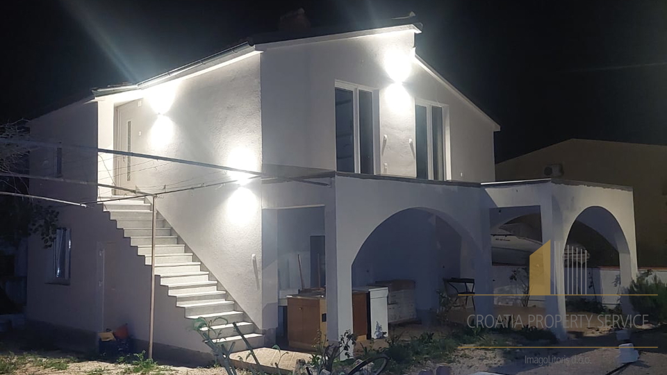 Wunderschön renoviertes Haus 100 m vom Meer auf Vir – Perfekte Kombination aus Komfort und Lage!