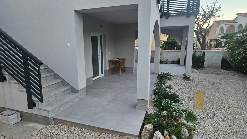 Wunderschön renoviertes Haus 100 m vom Meer auf Vir – Perfekte Kombination aus Komfort und Lage!