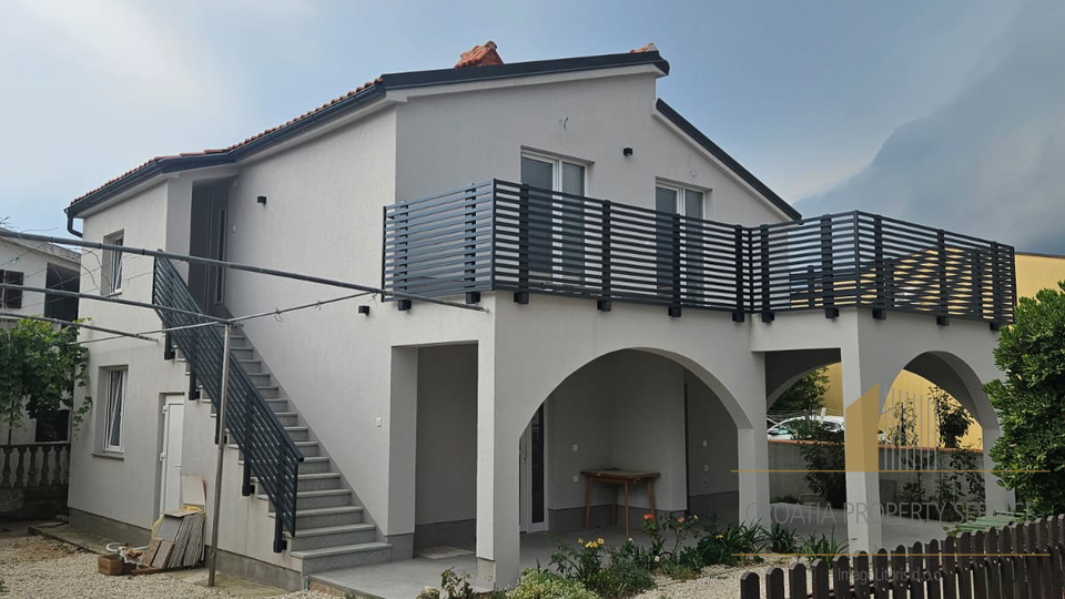 Wunderschön renoviertes Haus 100 m vom Meer auf Vir – Perfekte Kombination aus Komfort und Lage!