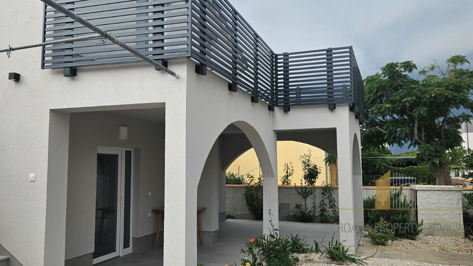 Wunderschön renoviertes Haus 100 m vom Meer auf Vir – Perfekte Kombination aus Komfort und Lage!