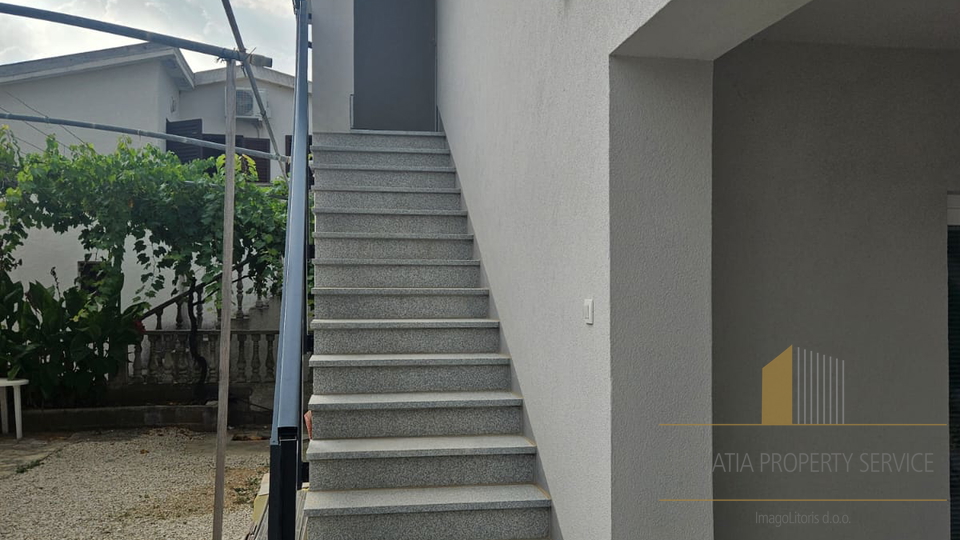Wunderschön renoviertes Haus 100 m vom Meer auf Vir – Perfekte Kombination aus Komfort und Lage!