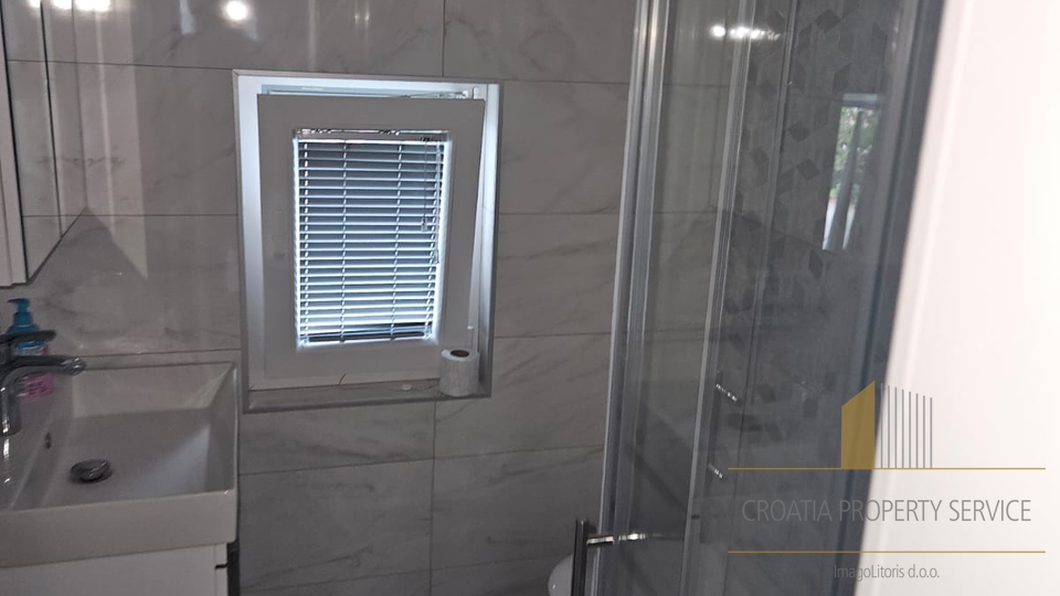Wunderschön renoviertes Haus 100 m vom Meer auf Vir – Perfekte Kombination aus Komfort und Lage!