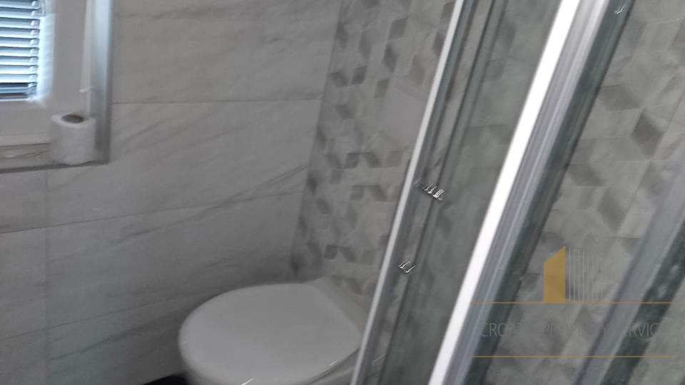 Wunderschön renoviertes Haus 100 m vom Meer auf Vir – Perfekte Kombination aus Komfort und Lage!