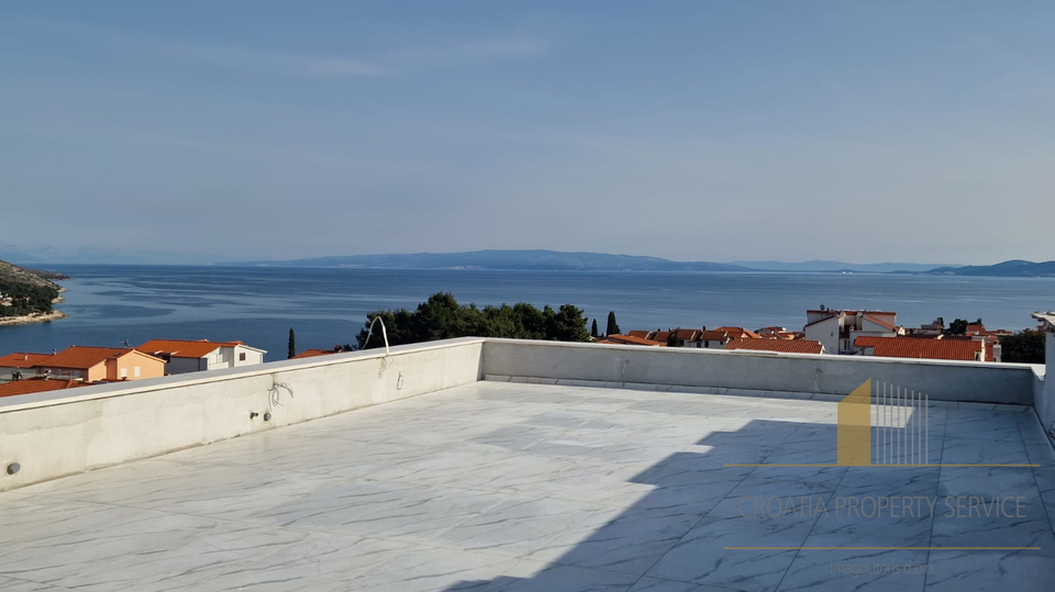 Luxury penthouse with terrace and sea view on the island of Čiovo!