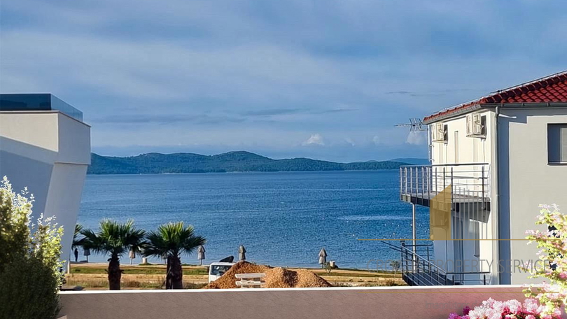 Luxury penthouse with a rooftop terrace and swimming pool 70 m from the beach – Diklo, Zadar