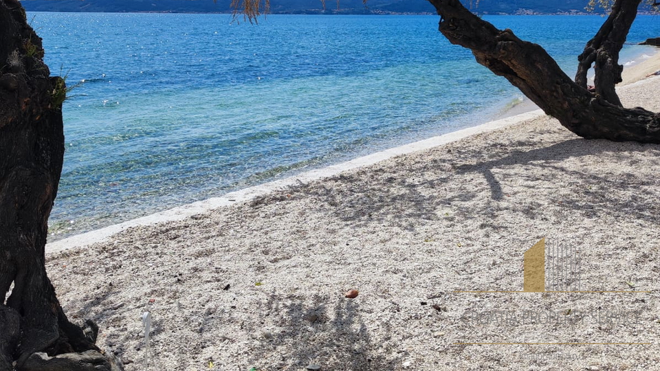 Casa moderna con due appartamenti e giardino a 500 m dalla spiaggia a Kaštel Štafilić!