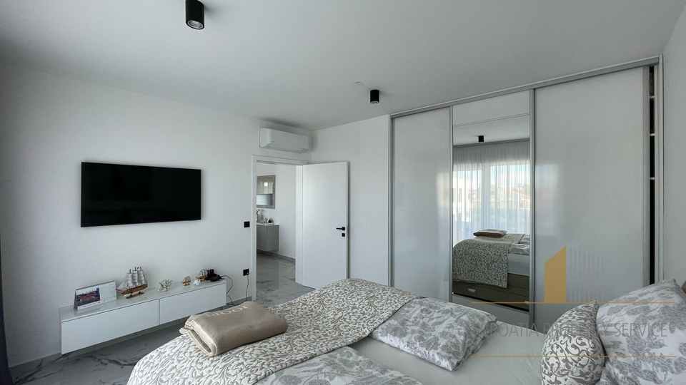 Luxury penthouse with a rooftop terrace, swimming pool, and sea view in the vicinity of Zadar!