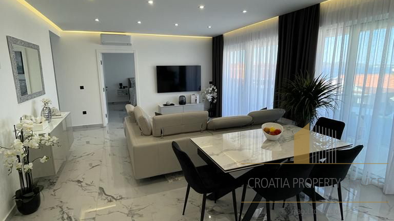 Luxury penthouse with a rooftop terrace, swimming pool, and sea view in the vicinity of Zadar!