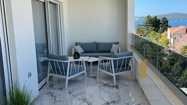 Luxury penthouse with a rooftop terrace, swimming pool, and sea view in the vicinity of Zadar!