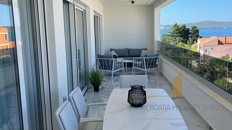 Luxury penthouse with a rooftop terrace, swimming pool, and sea view in the vicinity of Zadar!