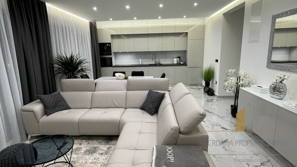 Luxury penthouse with a rooftop terrace, swimming pool, and sea view in the vicinity of Zadar!