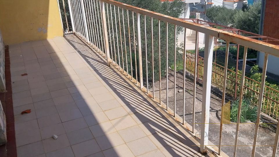 House with great potential 100 m from the sea, in the vicinity of Trogir!
