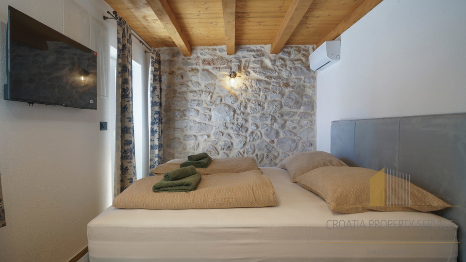 Luxusvilla mit Pool 60 m vom Meer entfernt - Tribunj!