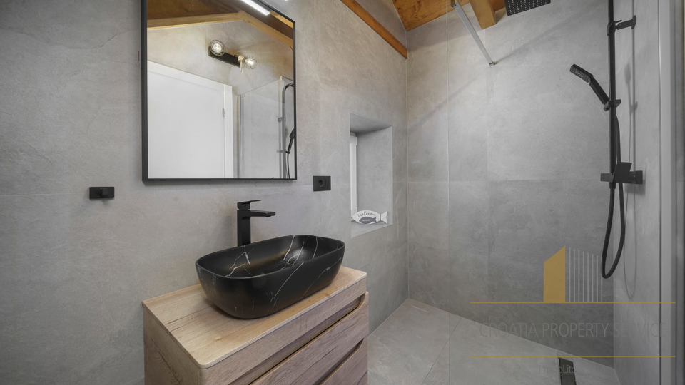 Luxusvilla mit Pool 60 m vom Meer entfernt - Tribunj!
