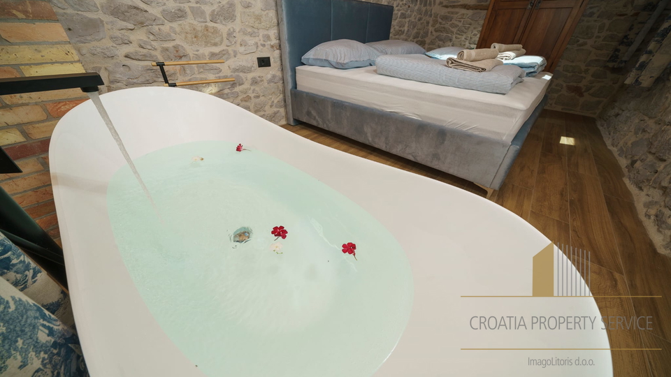 Luxusvilla mit Pool 60 m vom Meer entfernt - Tribunj!