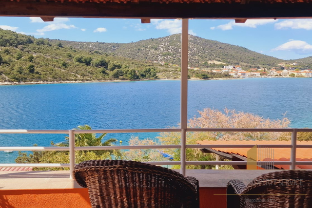 Prečudovita vila prvi vrst s privezom za čoln – Vinišće!