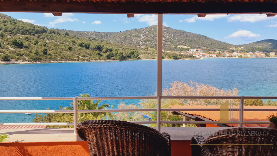 Prečudovita vila prvi vrst s privezom za čoln – Vinišće!