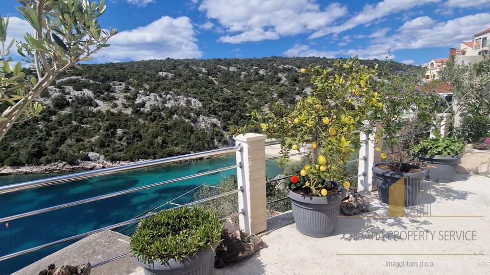 Wunderschönes Ferienhaus 30 m vom Meer in Vinišće!