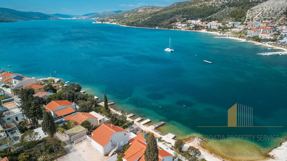 Neue Luxusvilla mit drei Apartments direkt am Strand in der Nähe von Trogir!