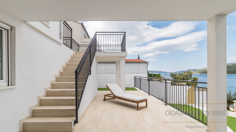 Neue Luxusvilla mit drei Apartments direkt am Strand in der Nähe von Trogir!