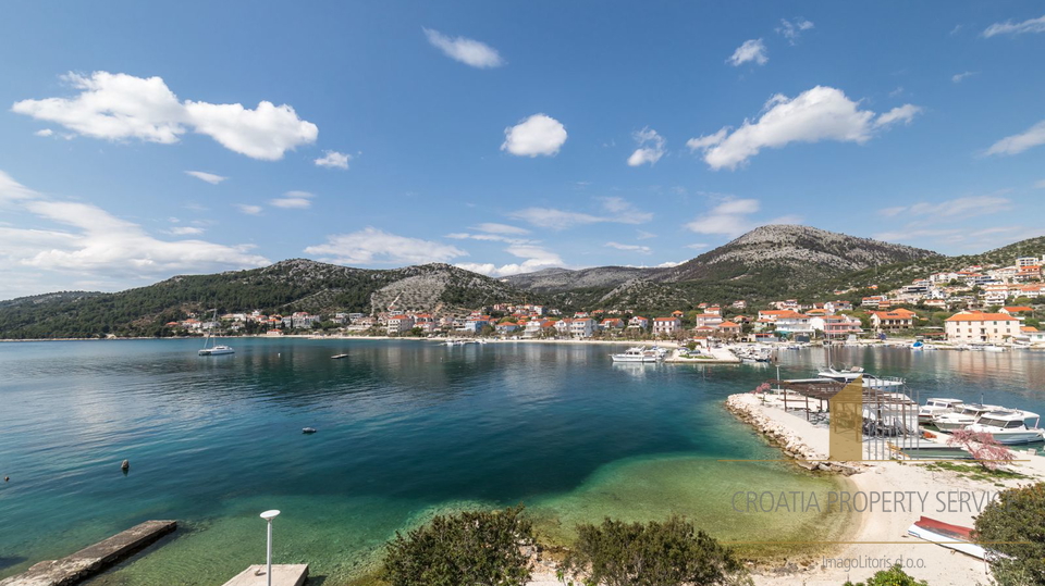 Neue Luxusvilla mit drei Apartments direkt am Strand in der Nähe von Trogir!