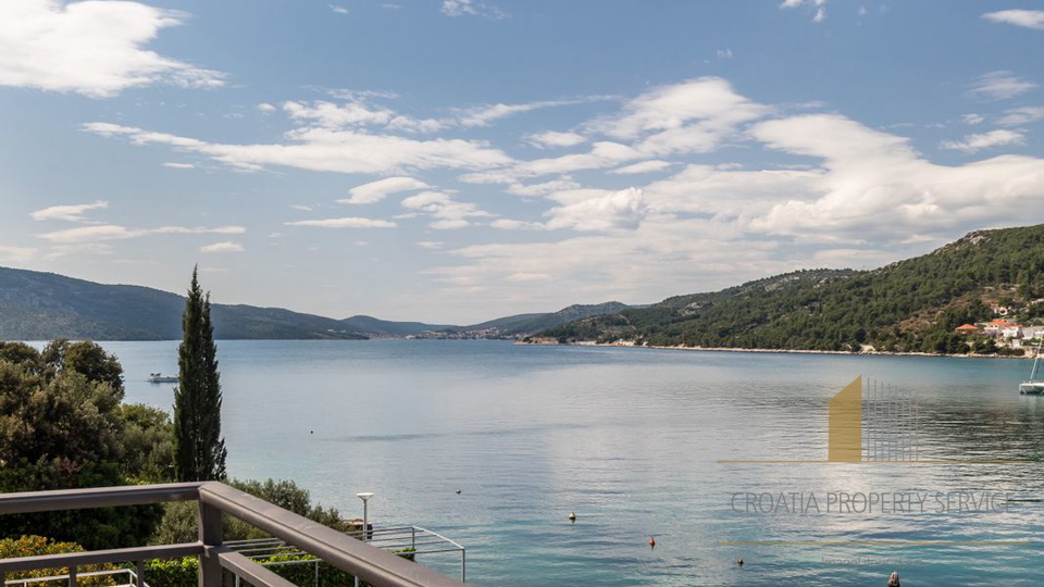 Neue Luxusvilla mit drei Apartments direkt am Strand in der Nähe von Trogir!