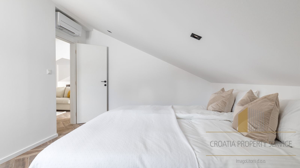 Neue Luxusvilla mit drei Apartments direkt am Strand in der Nähe von Trogir!