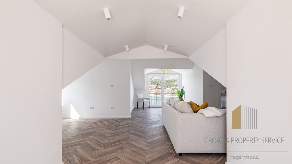 Neue Luxusvilla mit drei Apartments direkt am Strand in der Nähe von Trogir!