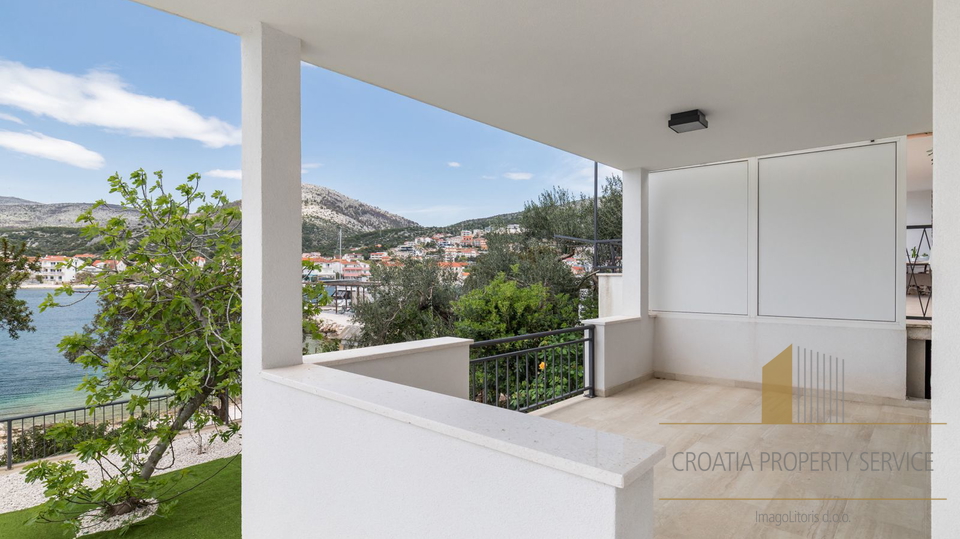 Neue Luxusvilla mit drei Apartments direkt am Strand in der Nähe von Trogir!