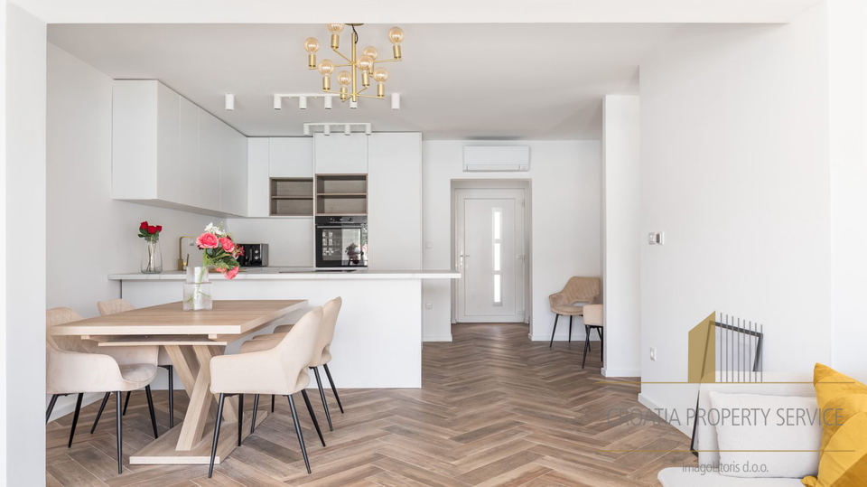 Neue Luxusvilla mit drei Apartments direkt am Strand in der Nähe von Trogir!