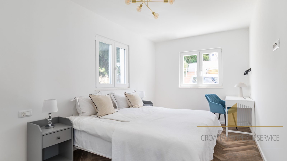 Neue Luxusvilla mit drei Apartments direkt am Strand in der Nähe von Trogir!