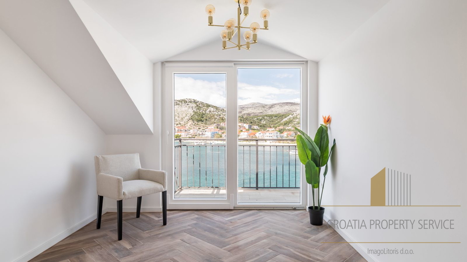 Neue Luxusvilla mit drei Apartments direkt am Strand in der Nähe von Trogir!