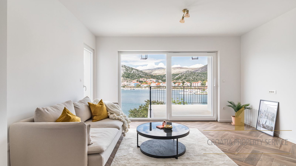 Neue Luxusvilla mit drei Apartments direkt am Strand in der Nähe von Trogir!