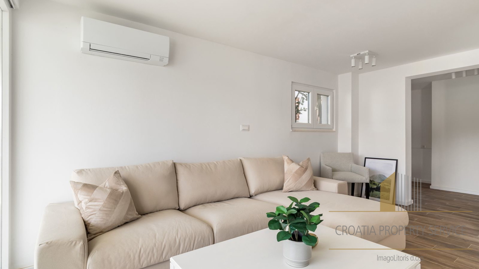 Neue Luxusvilla mit drei Apartments direkt am Strand in der Nähe von Trogir!
