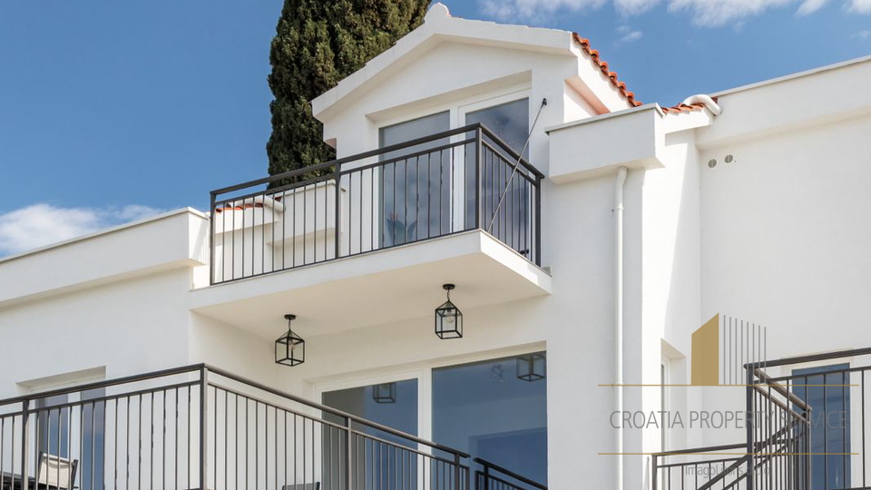 Neue Luxusvilla mit drei Apartments direkt am Strand in der Nähe von Trogir!