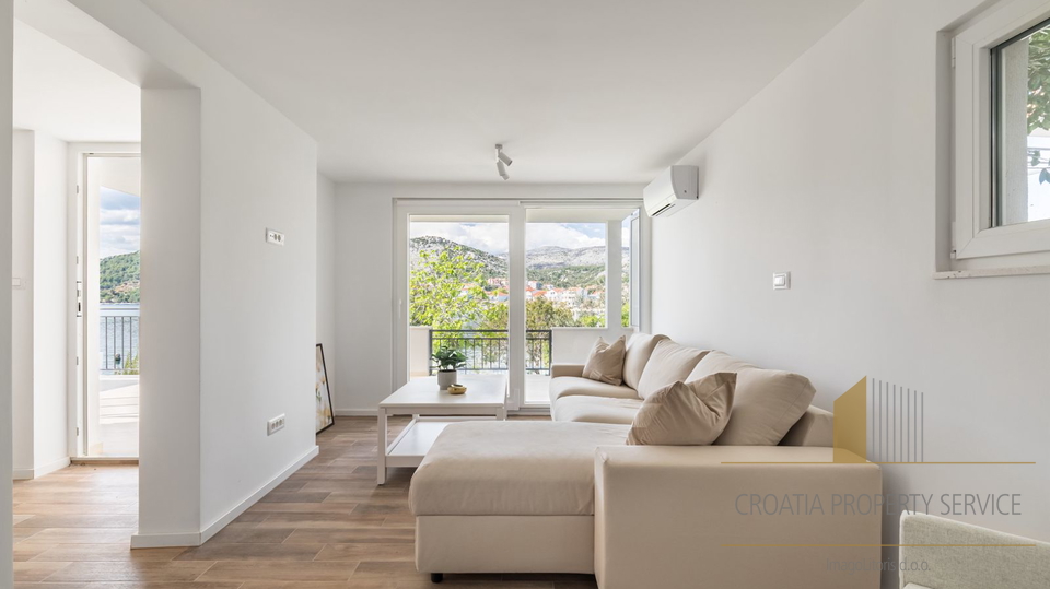 Neue Luxusvilla mit drei Apartments direkt am Strand in der Nähe von Trogir!