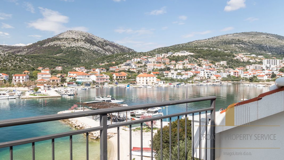 Neue Luxusvilla mit drei Apartments direkt am Strand in der Nähe von Trogir!