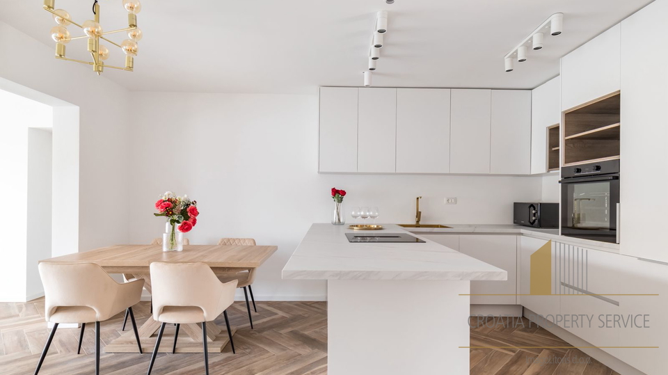 Neue Luxusvilla mit drei Apartments direkt am Strand in der Nähe von Trogir!